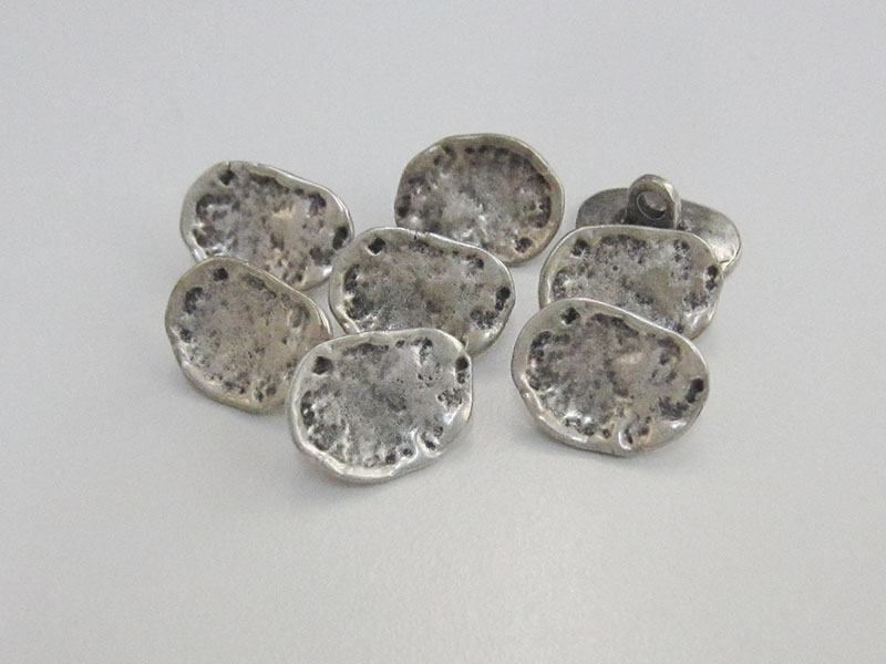www.Knopfparadies.de - 0048sg - Nierenfömige Metallknöpfe in Altsilber glänzend wie aus dem Mittelalter