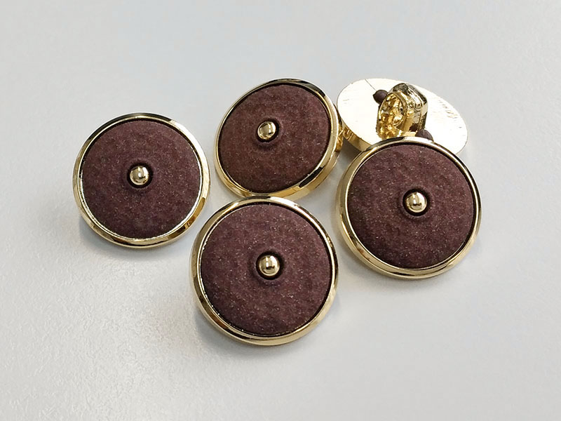www.knopfparadies.de - 6663br - Leichte, elegante Kunststoffknöpfe in Braun und Gold