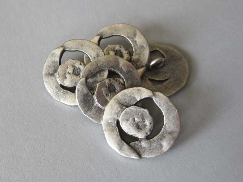 www.knopfparadies.de - 5481as - Mittelalter Knöpfe in altsilber mit Durchbruch