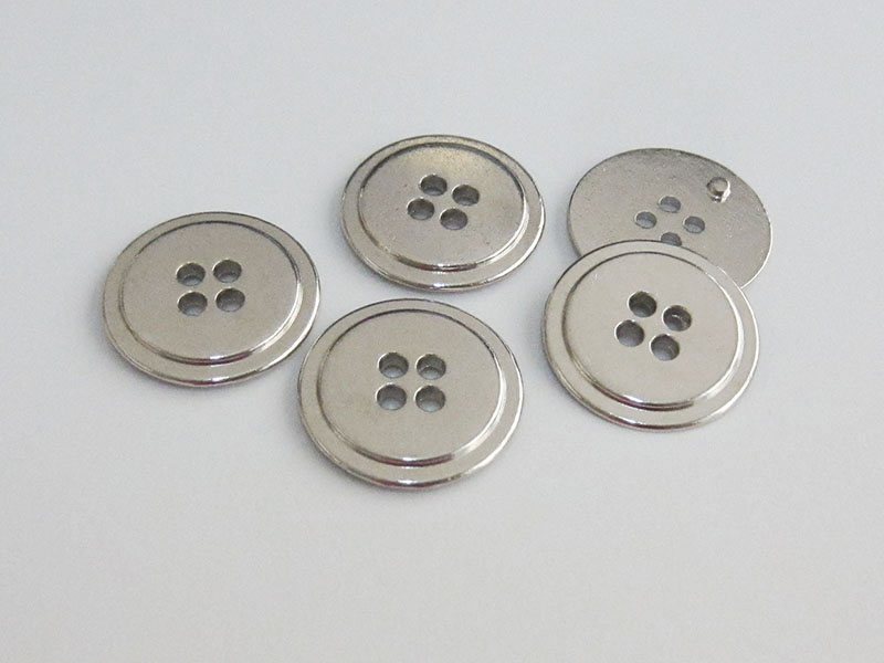 www.knopfparadies.de - 5404si - Silber glänzende, flache Metallknöpfemit vier Löchern