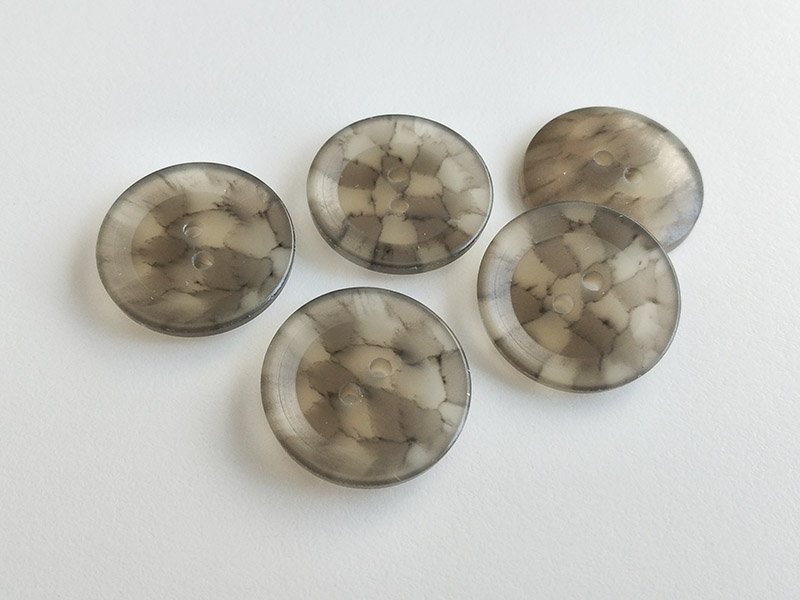www.knopfparadies.de - 6307gr - Halbtransparent graue Kunststoffknöpfe mit zwei Löchern