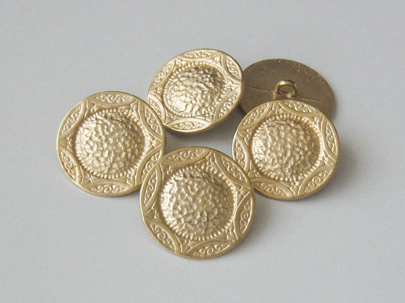 Schöner goldfarbener Metallknopf