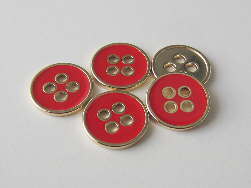 Moderner rot goldfarbener Vierloch Metallknopf