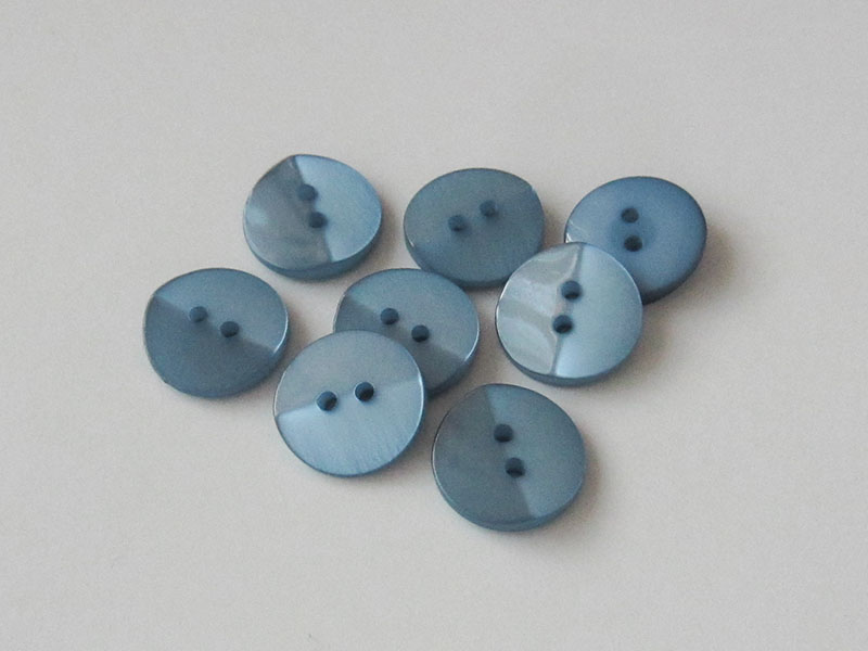 www.Knopfparadies.de - 3360bl - Blau schimmernde Kunststoffknöpfe für Blusen