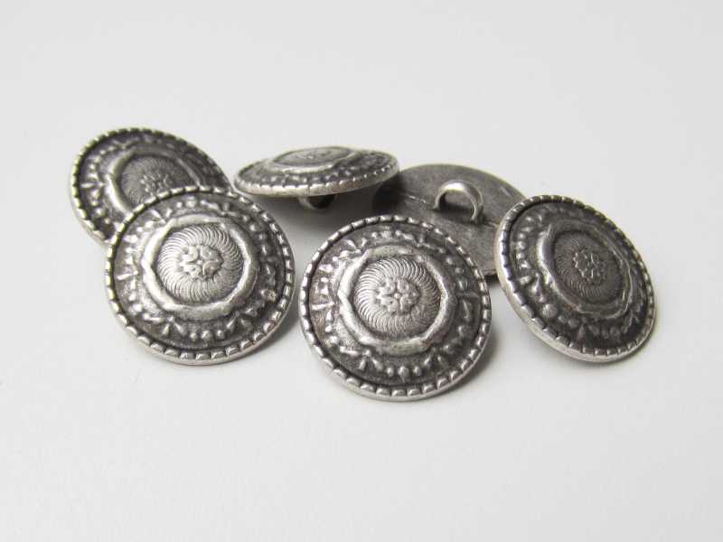 Schöner nostalgischer altsilberfarbener Metall Knopf