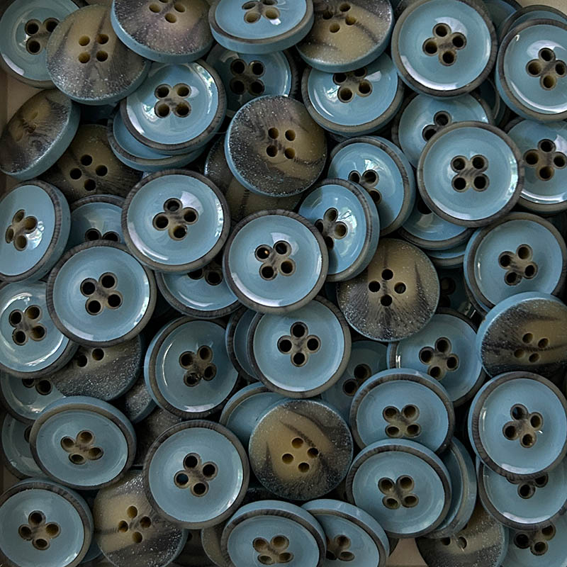 Kunststoffknöpfe in Taubenblau mit glänzender Oberfläche