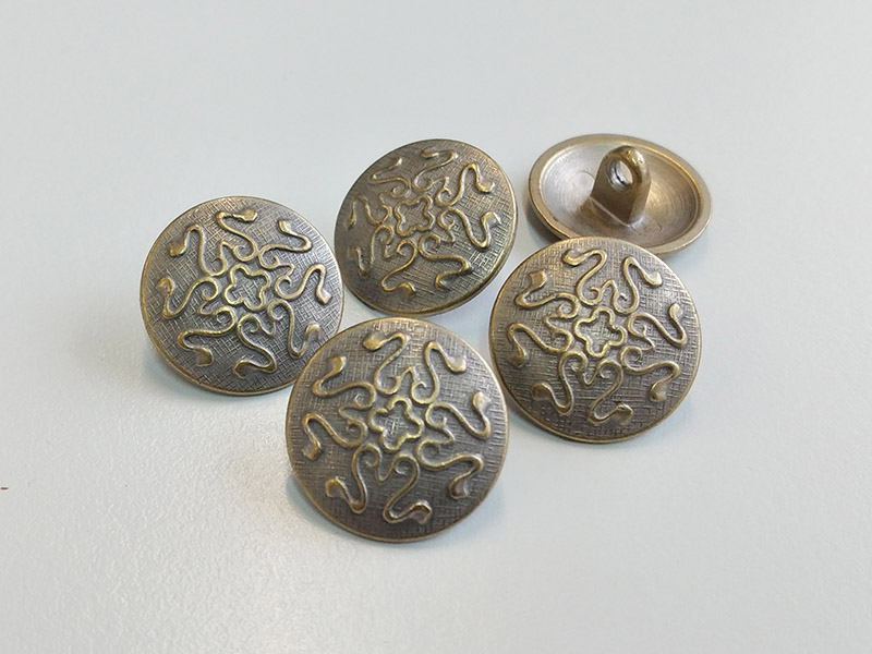 www.knopfparadies.de - 4501ms - Hell messingfarbene Metallknöpfe mit Schnörkelmuster