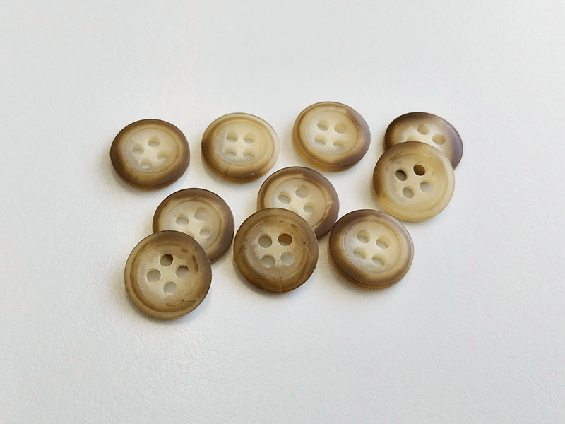 www.knopfparadies.de - 6380br - Zeitlose Blusenknöpfe, beige und braun meliert