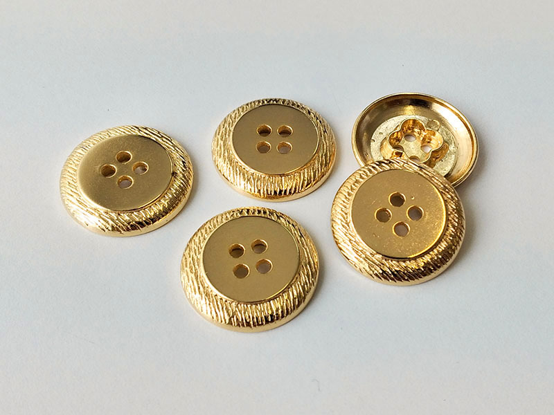 www.knopfparadies.de - 2469go - Goldfarbene, schwere Metallknöpfe mit vier Löchern