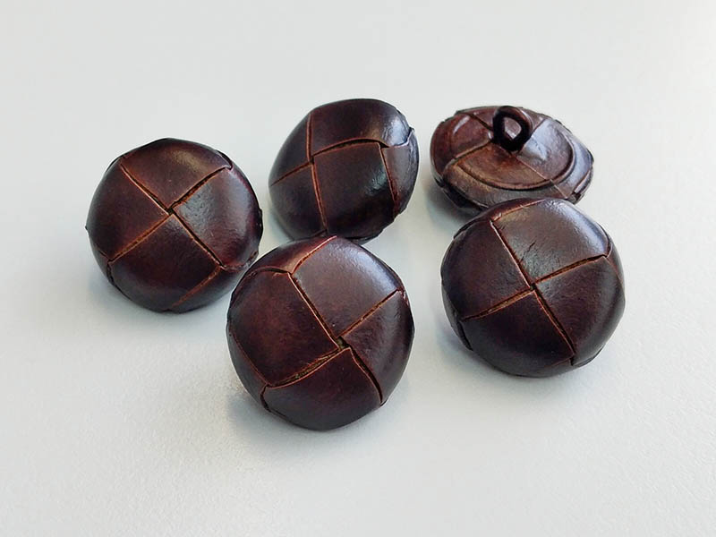 www.knopfparadies.de - 6422rb - Dunkel rotbraune Lederknöpfe mit Flechtmuster