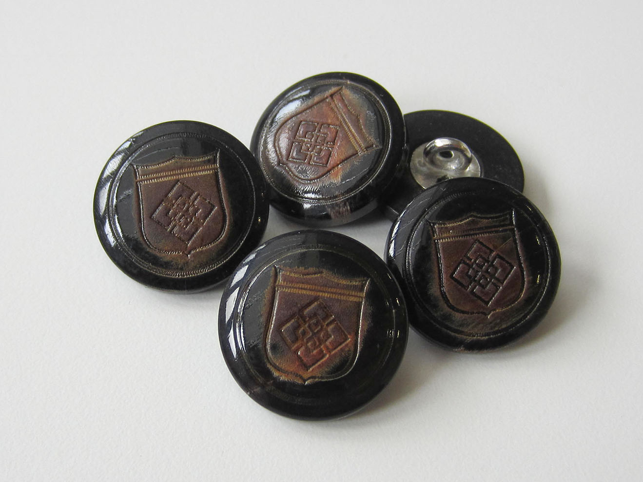 Edler schwarzbrauner Büffelhorn Knopf mit Wappen