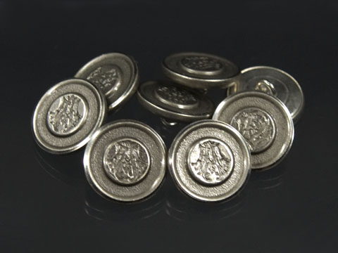 Hübscher Ösenknopf mit Monogramm