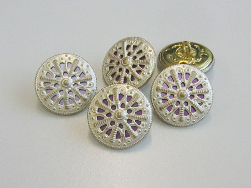 www.Knopfparadies.de - 5298li - Elegante Metallblechknöpfe mit Durchbruch in Messing, Silber & Lila