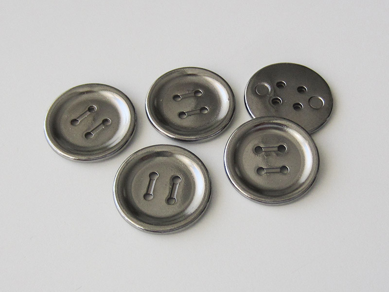www.knopfparadies.de - 5757ch - Zeitlose Metallknöpfe, chromfarben mit vier Löchern