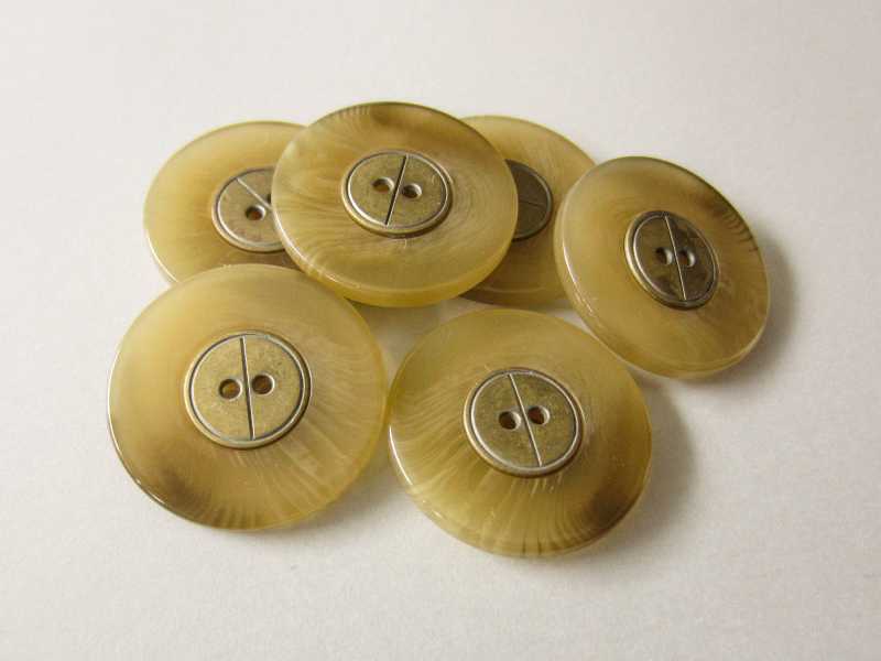 Beige melierter Zweiloch Knopf mit Metall Applikation