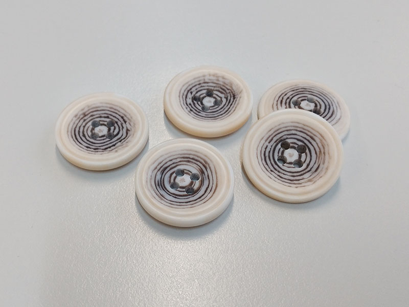 www.knopfparadies.de - 6092na - Beige-braun gemaserte Vierlochknöpfe aus Kunststoff