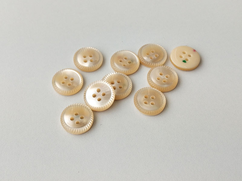 www.knopfparadies.de - 6043be - Beige schimmernde Blusenknöpfe aus Kunststoff
