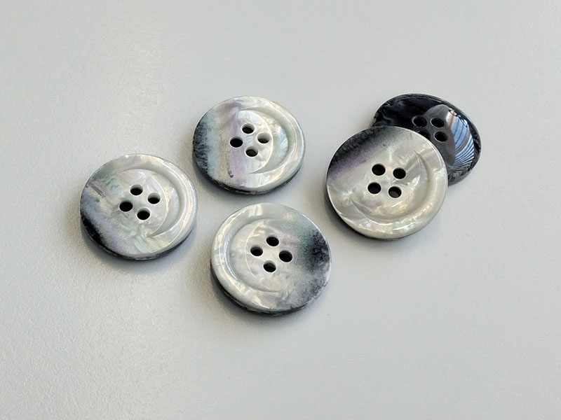 www.knopfparadies.de - 6325gr - Grau-Blau schillernde Kunststoffknöpfe mit vier Löchern