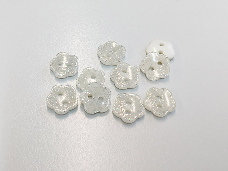 www.knopfparadies.de - 4548gl - Kleine glitzernde Kunststoffknöpfe in Form von Blumen