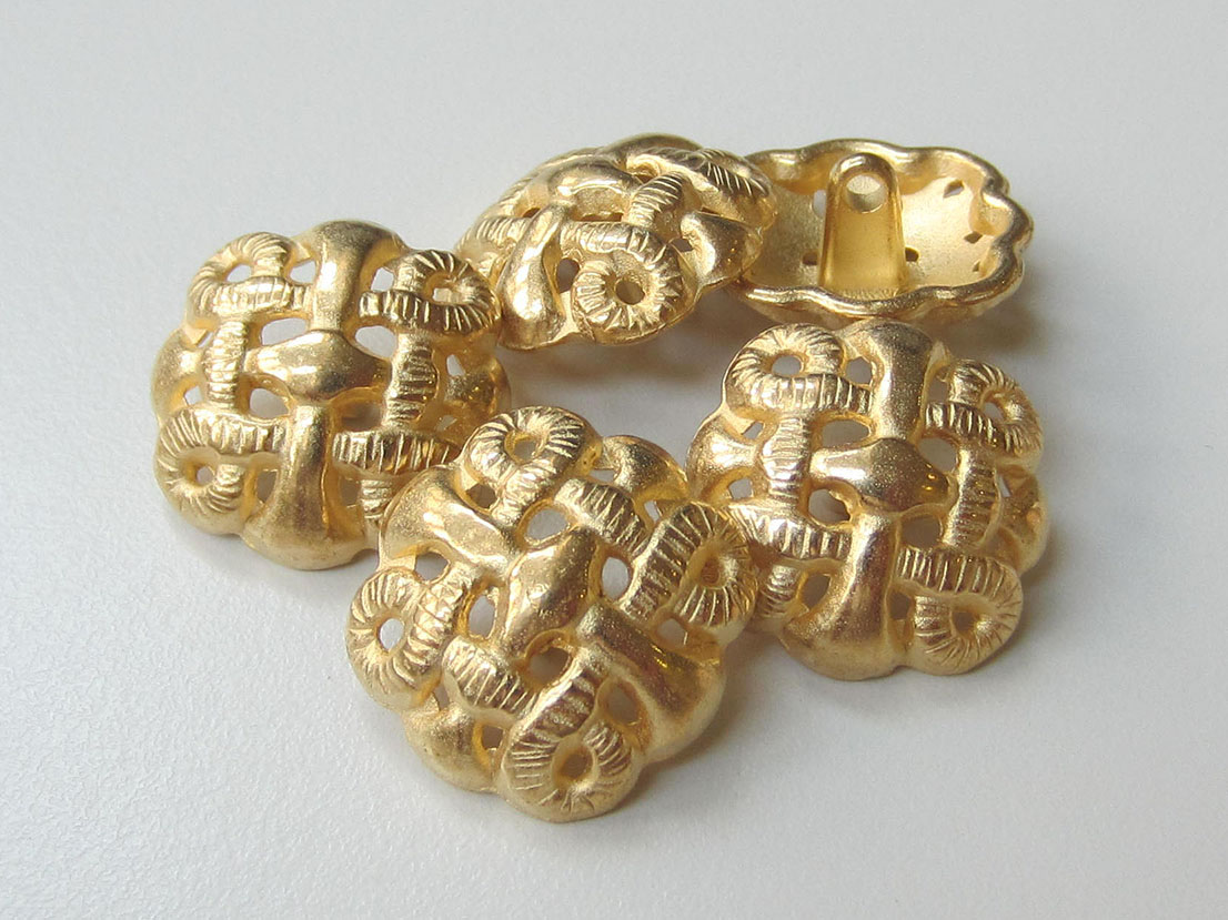 Super goldfb. Knopf m. interessantem Muster