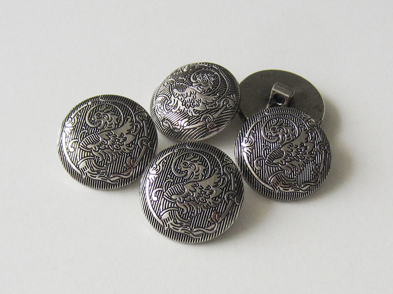 Bildschöne glänzend silberfarbene Motiv-Knöpfe aus Kunststoff mit Fabelmotiv Drachen