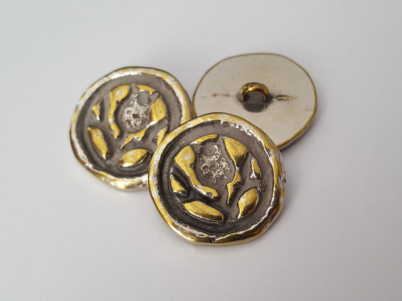 Metallknopf mit Blume in glänzend Silber- und Messingfarben
