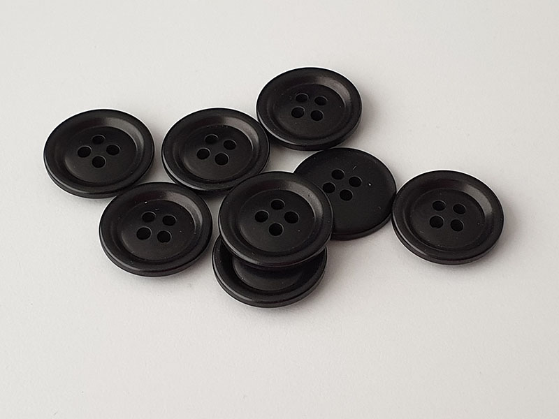 www.knopfparadies.de - 5929sc - Klassische Steinnussknöpfe in schwarz mit vier Löchern