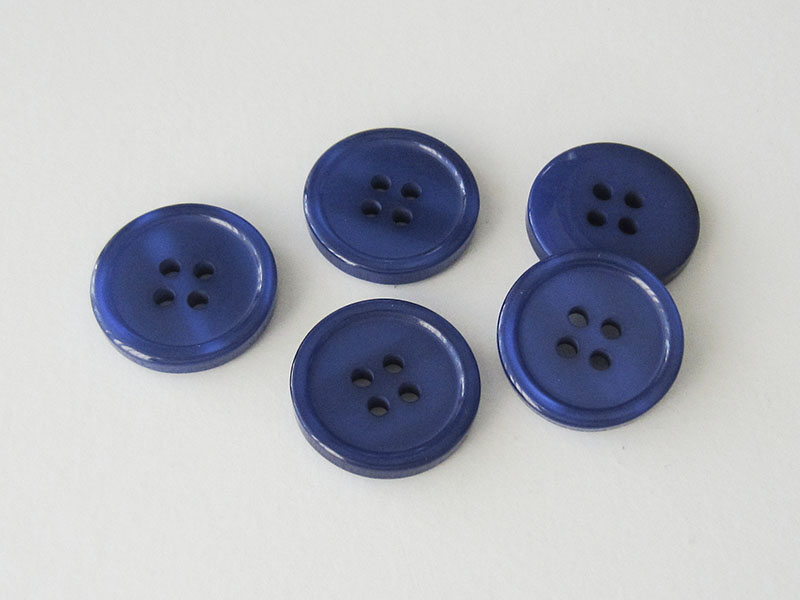 www.knopfparadies.de - 1545bl - Blau schimmernde Kunststoffknöpfe