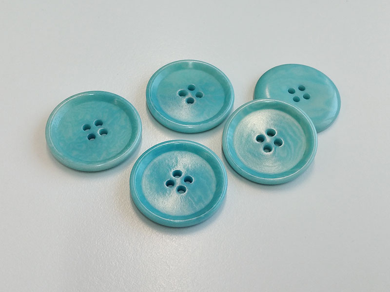 www.knopfparadies.de - 6136hb - Hellblau bis türkis eingefärbte Steinnussknöpfe - B-WARE!