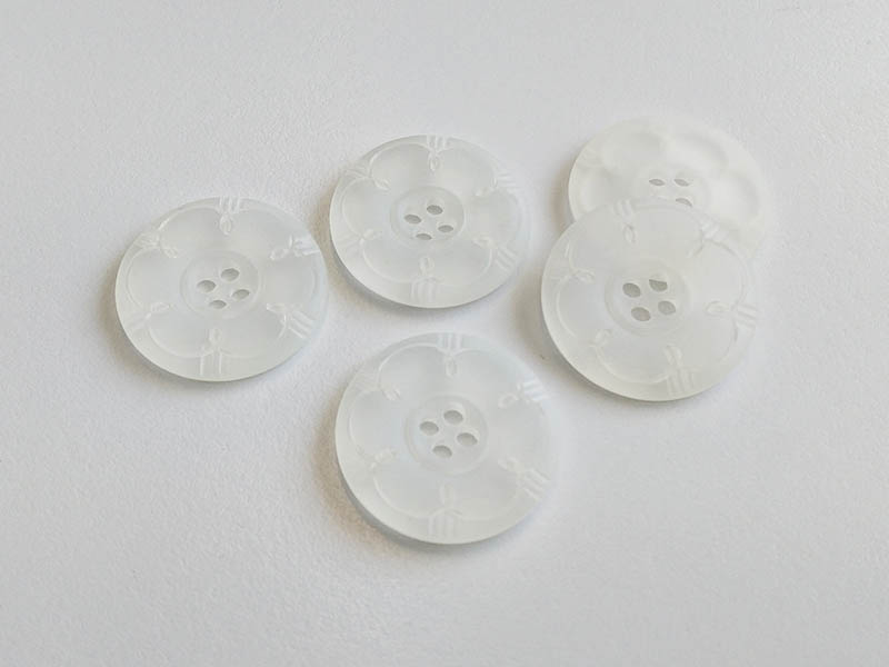 Leicht transparente Knöpfe wie Blüten