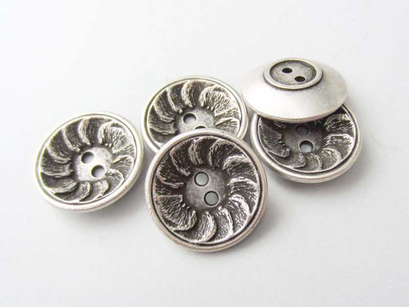 Altsilberfarb. Metall Knopf mit spiralförmigem Muster