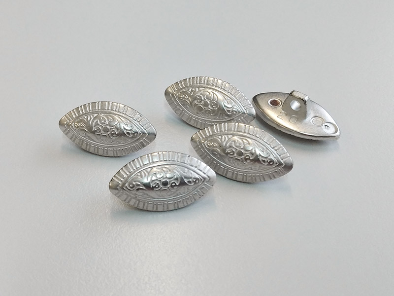Sehr attraktive silber-weiße Kunststoffknöpfe in Schiffchen-Form