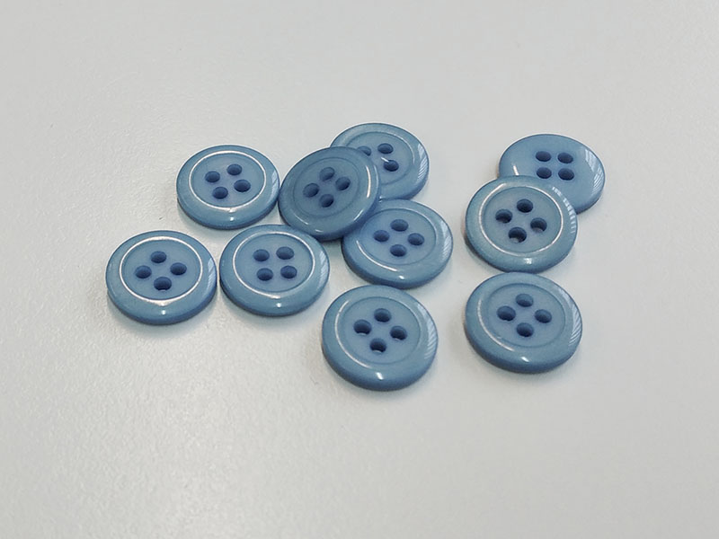 www.knopfparadies.de - 6605bl - Kleine, taubenblaue Blusenknöpfe aus Kunststoff