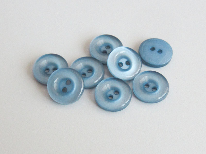 www.knopfparadies.de -  3093bl - Blaue Blusenknöpfe aus Kunststoff