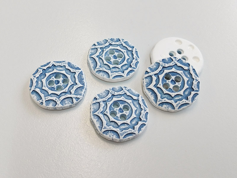 www.knopfparadies.de - 6333bl - Weiß-Blau gemusterte Trachtenknöpfe aus Kunststoff