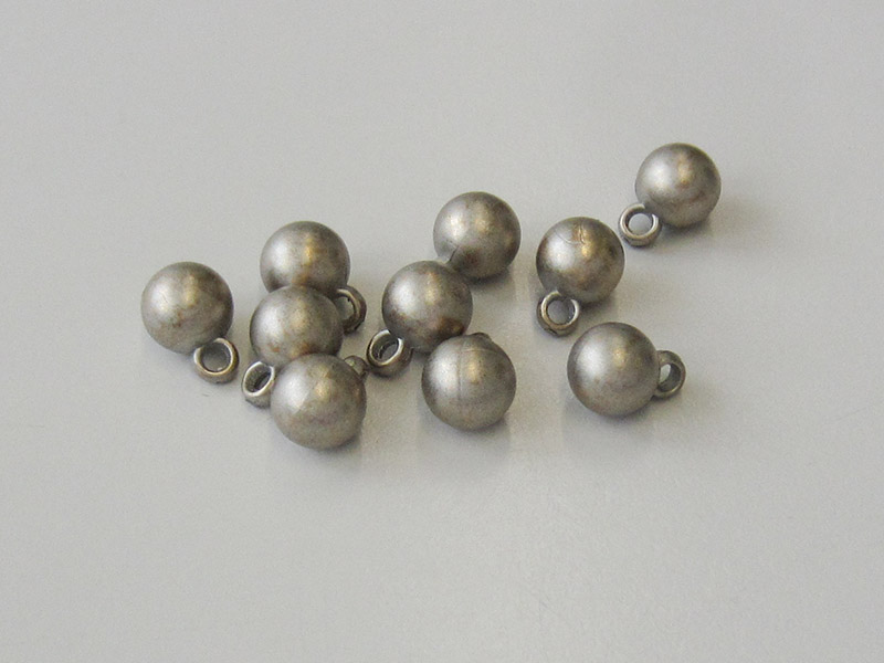 www.knopfparadies.de - 2837ds - Winzige Kugelknöpfe in silber messing Vintage-Look