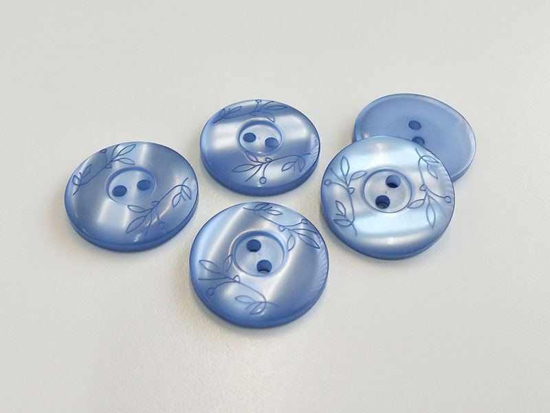 www.knopfparadies.de - 6193hb - Blau schimmernde Kunststoffknöpfe mit zwei Löchern