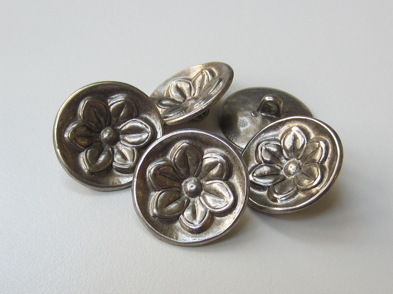Großer altsilberfb. Blumen Metallknopf (j088as)
