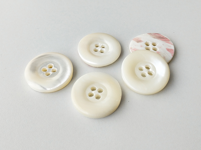 www.knopfparadies.de-  2361pm - Günstige Perlmuttknöpfe mit kleinen optischen Fehlern - günstige B-Ware!