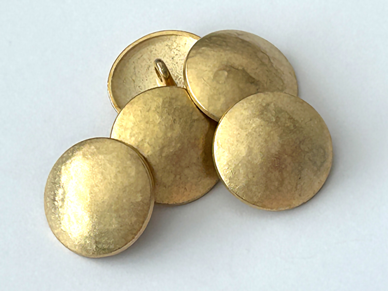 Klassischer Uniformknopf in matt gold, wie gehämmert wirkend
