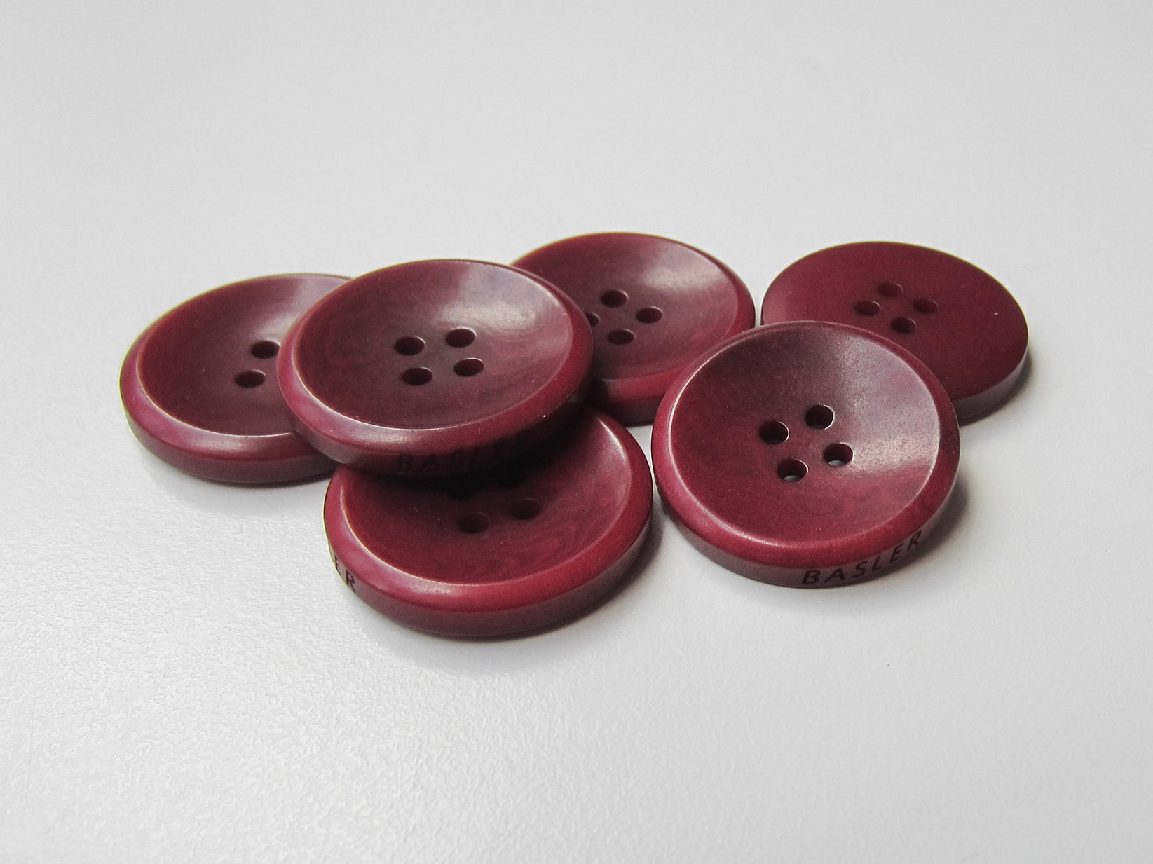 Eleganter weinroter Designer Knopf aus Steinnuss