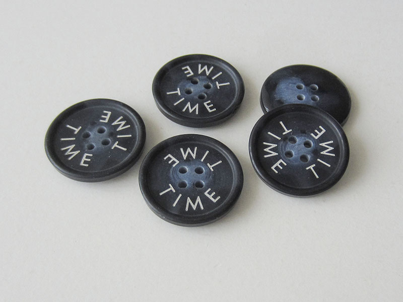 www.Knopfparadies.de - 5816bl - Blaue moderne Kunststoffknöpfe mit Schriftzug Time