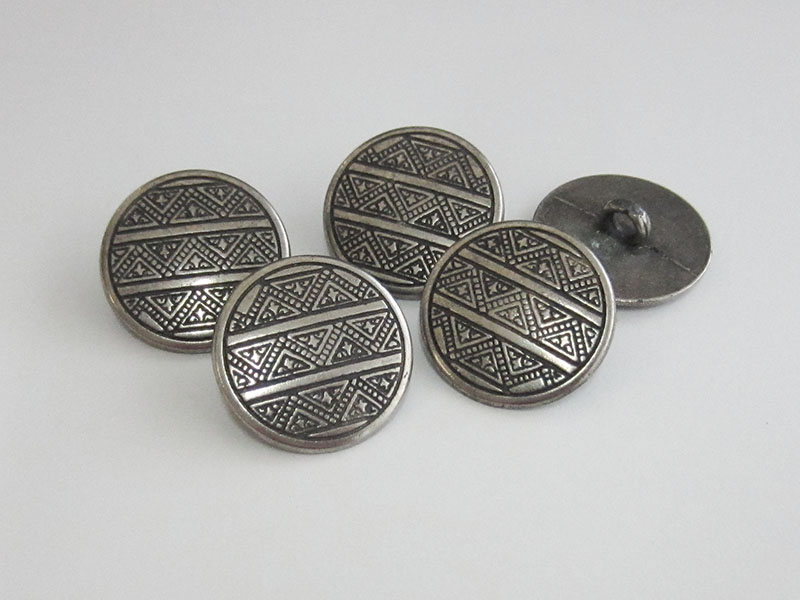 www.Knopfparadies.de - 1048as - Altsilberne Ösenknöpfe aus Metall mit Dreieck-Muster