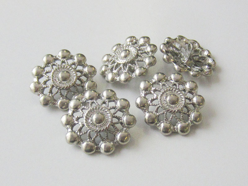 www.Knopfparadies.de - 0195si - Tolle Metallknöpfe für Kostüme oder Trachten in Silber