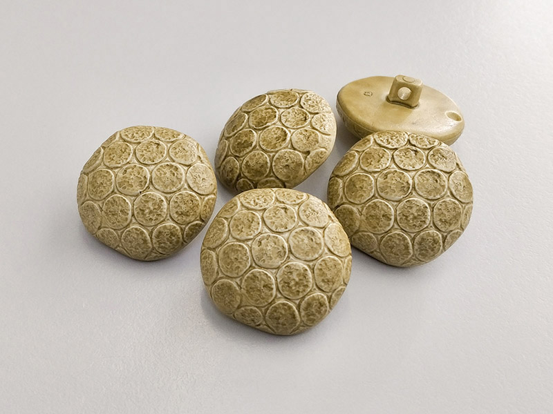 www.knopfparadies.de - 6115be - Beige Kunststoffknöpfe, fast wie Lederknöpfe