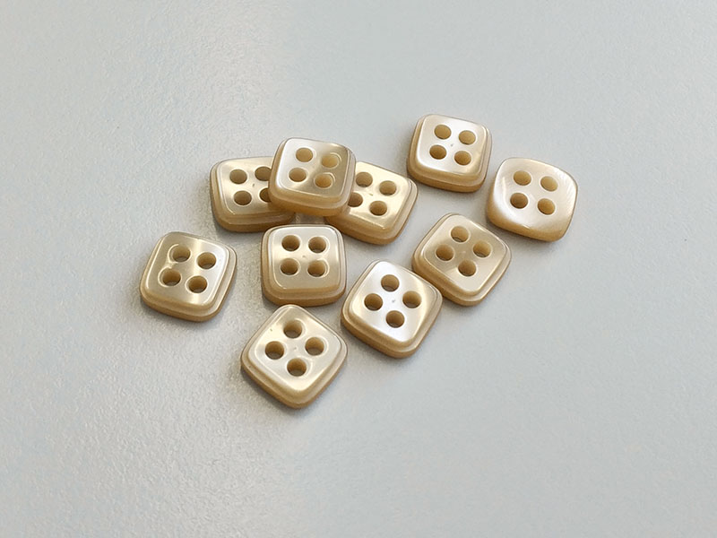 www.knopfparadies.de - 6694be - Beige schimmernde, winzige, quadratische Kunststoffknöpfe