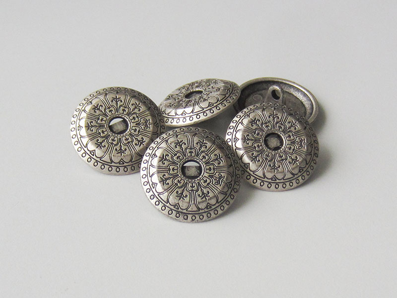 Bildschöne altsilberfarbene Metallknöpfe mit Ornament Muster und Öse
