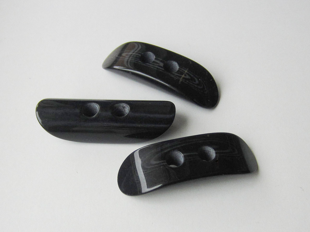 Edler schwarz glänzender Kunststoff Knebel Knopf