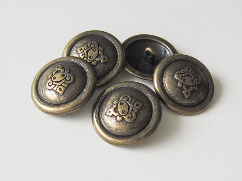 Metall Ösen Knopf in Altmessingfarben mit Ornament Motiv