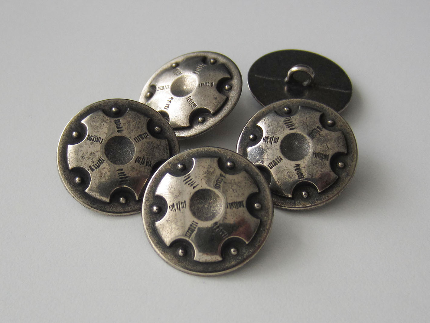 Interessanter altsilberfb. Metall Knopf mit Zahnrad